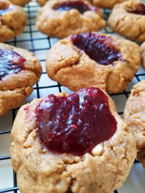 The best Keto Christmas cookies for the holidays. These easy low carb cookies include options with almond flour, cream cheese, stevia, peanut butter, coconut oil and more!