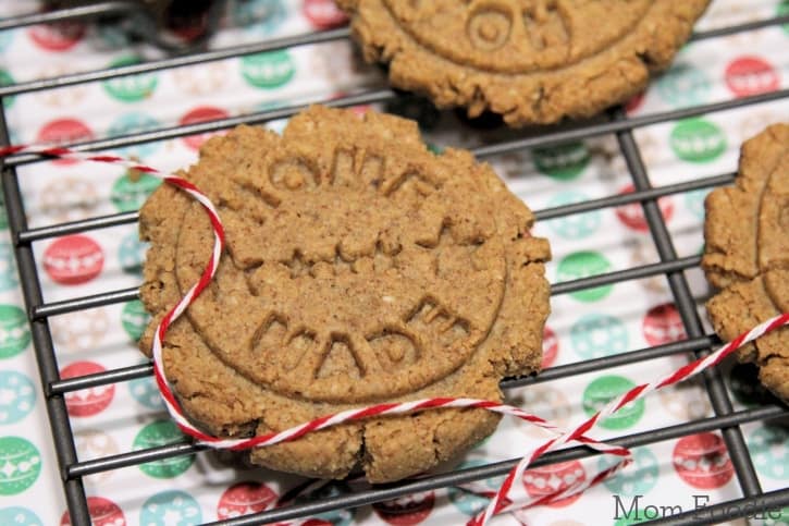 The best Keto Christmas cookies for the holidays. These easy low carb cookies include options with almond flour, cream cheese, stevia, peanut butter, coconut oil and more!