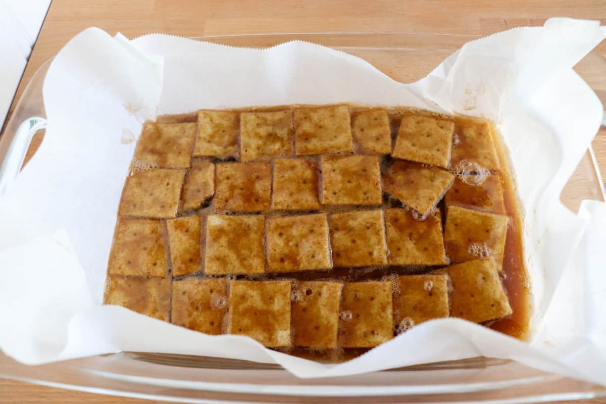 A pan with crackers and toffee poured over it. 