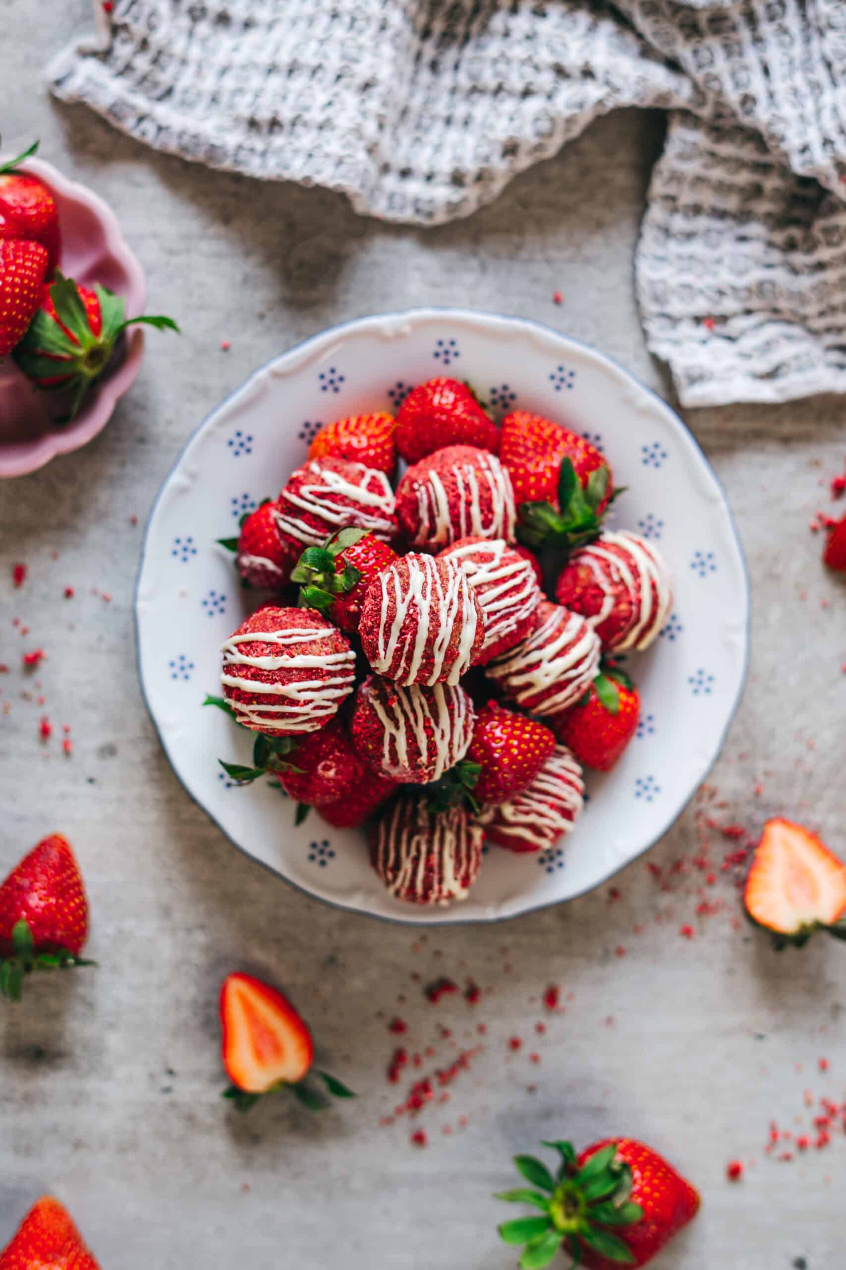 No-Bake Strawberry Shortcake Bites with White Chocolate Drizzle