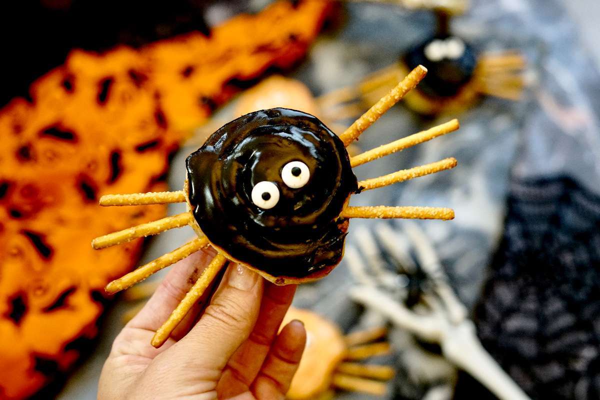 Spider Halloween Cinnamon Rolls